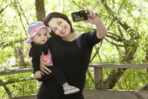 Mother and daughter in forest — Stock Photo, Image