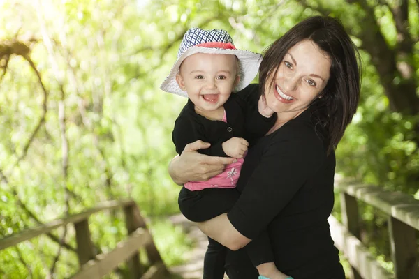 Mother and daughter in forest — Stock Photo, Image