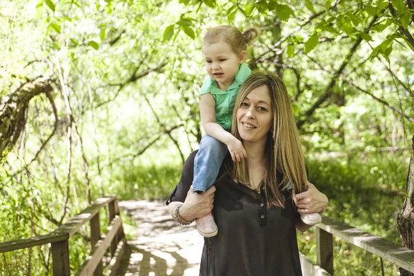 Mother and daughter in forest — Stock Photo, Image