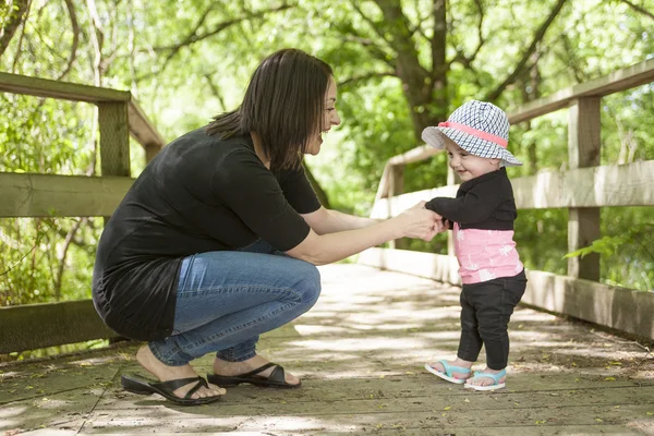 Mutter und Tochter im Wald — Stockfoto