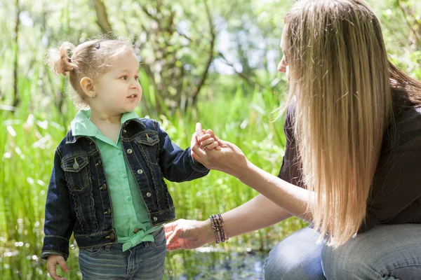 Mutter und Tochter im Wald — Stockfoto