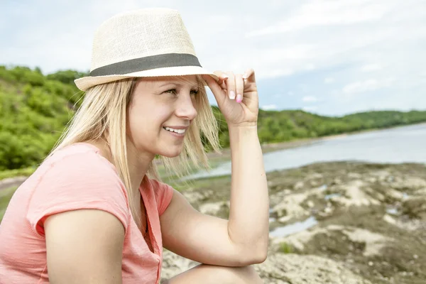 Kadın şapka ile sahilde — Stok fotoğraf