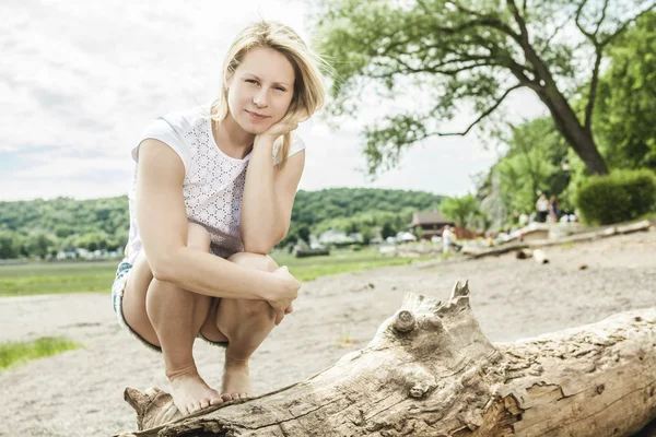 Meisje portret aan de zijkant van een zee — Stockfoto