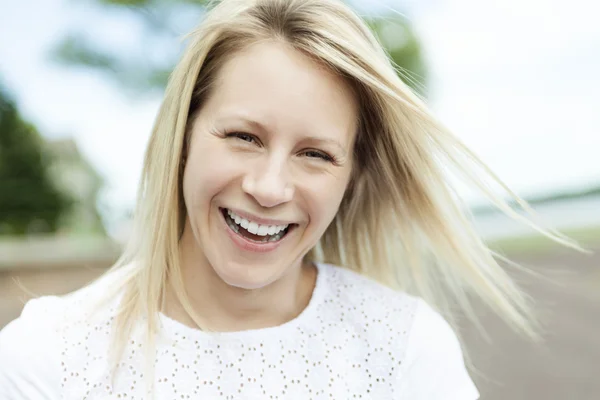 Girl portrait on the side of a sea — Stock Photo, Image