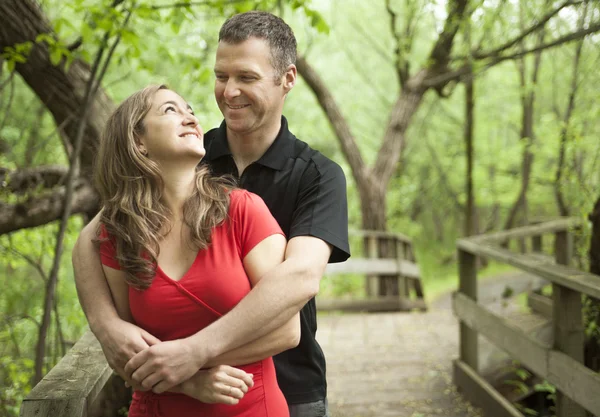 Pareja de pie en el camino del bosque — Foto de Stock