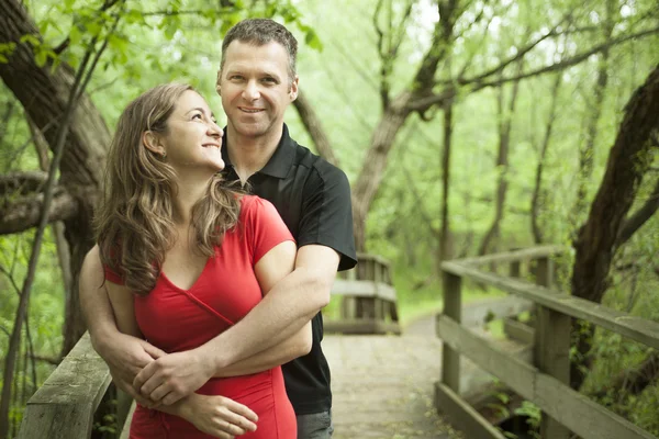 Pareja de pie en el camino del bosque — Foto de Stock