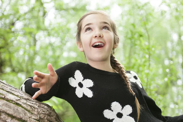 Adorable laughing child in forest — Stock fotografie