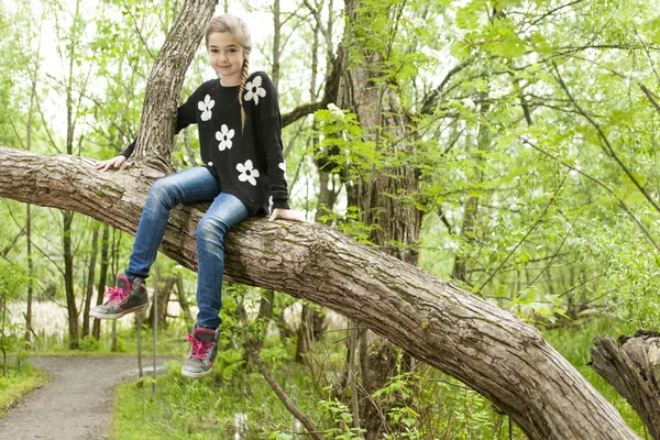 Adorable laughing child in forest — Stockfoto