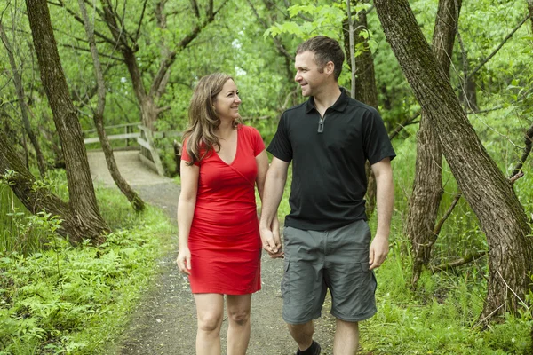 Ehepaar steht auf Waldweg — Stockfoto