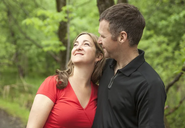 Pareja de pie en el camino del bosque — Foto de Stock