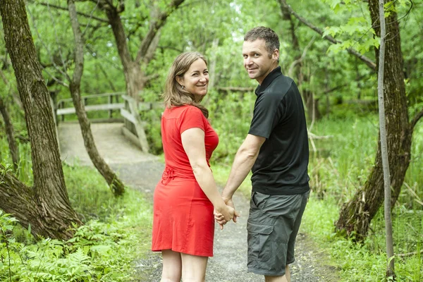 Casal em pé na trilha florestal — Fotografia de Stock