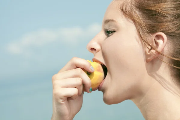 Girl Eat Peach — Stok fotoğraf