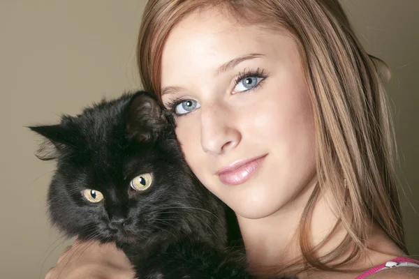 Junge glückliche Frau mit schwarzer Katze — Stockfoto