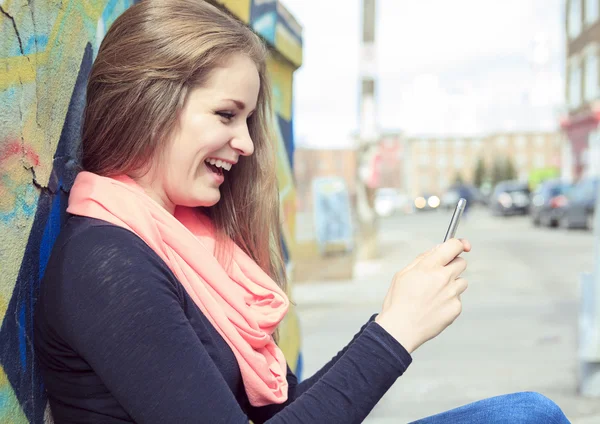 Young and beautiful girl posing against graffiti wall — Stock Photo, Image