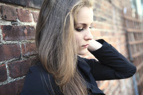 Pretty Girl solo cerca de la pared grunge — Foto de Stock