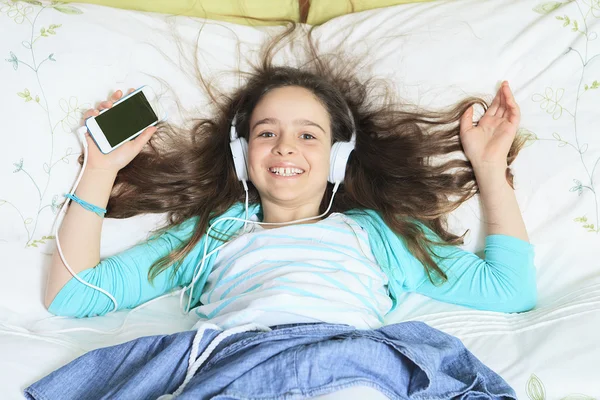 Música infantil escuchando cama — Foto de Stock