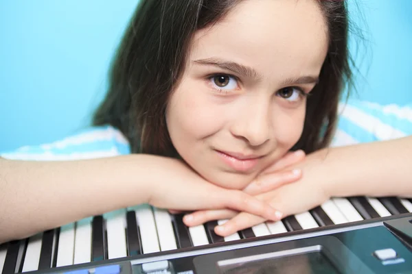 Giovane ragazza suonare il pianoforte digitale — Foto Stock