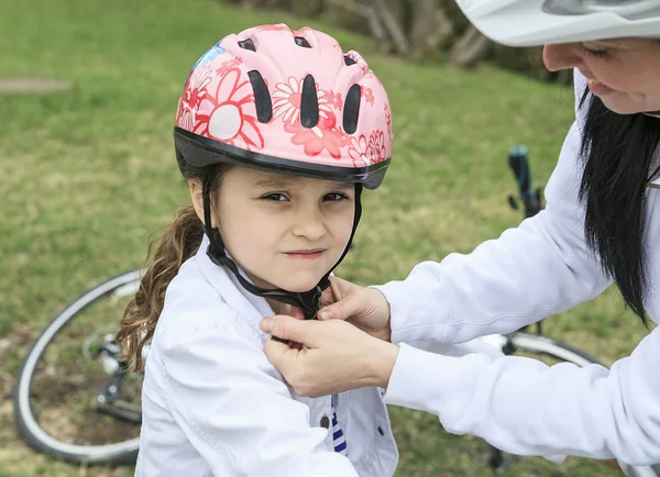 Hermosa y feliz joven en bicicleta con su hija . — Foto de Stock