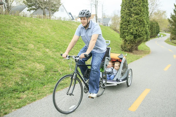 Família se divertindo em bicicletas — Fotografia de Stock