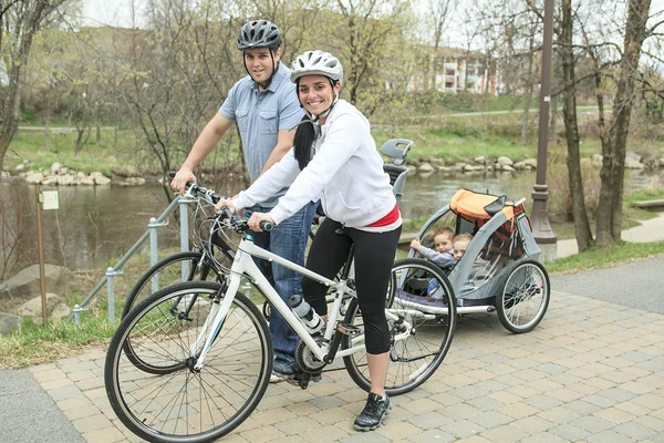 Familie plezier op fietsen — Stockfoto