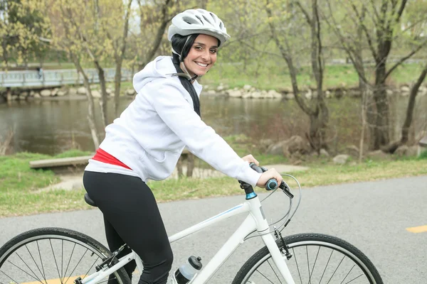 Bella giovane donna magra in bicicletta — Foto Stock
