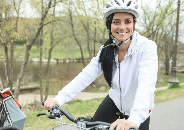 Bella giovane donna magra in bicicletta — Foto Stock