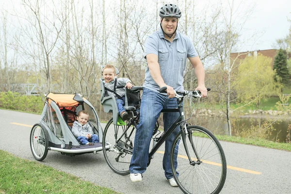 Famiglia che si diverte in bicicletta — Foto Stock