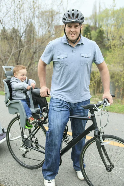 Família se divertindo em bicicletas — Fotografia de Stock