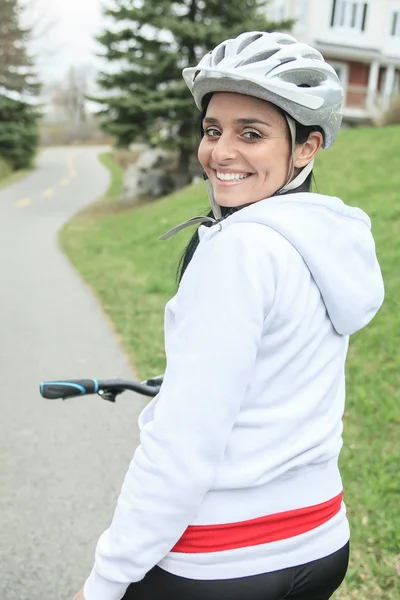 Bela jovem magro mulher andar de bicicleta — Fotografia de Stock