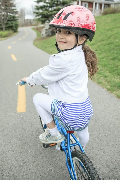 Petite fille en vélo — Photo