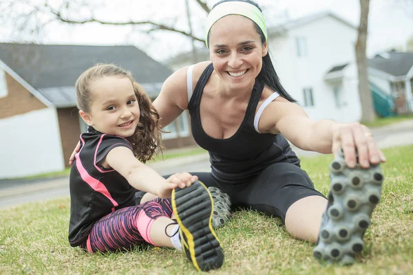 Mother and daughter doing exercises together — Stock Photo, Image