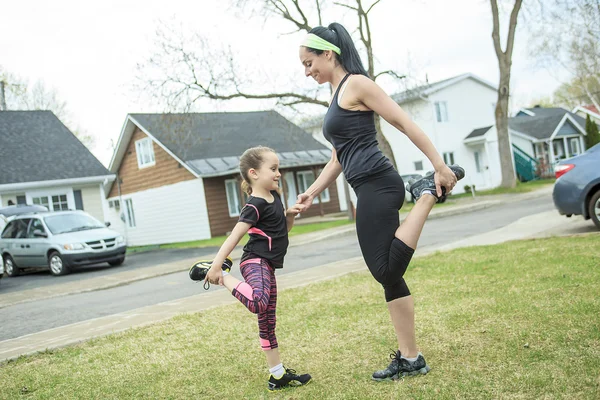 Mother and daughter doing exercises together — Stock Photo, Image