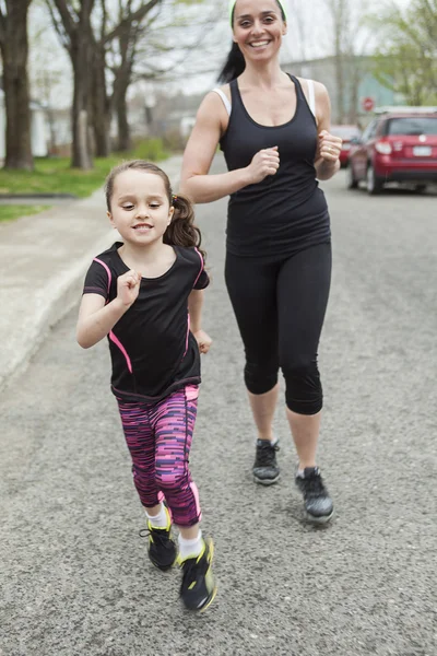 Matka a dcera dělá cvičení dohromady — Stock fotografie