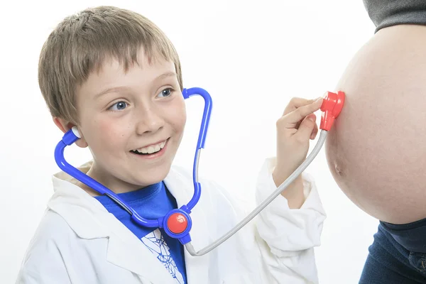 Alegre hermanito escuchando estetoscopio vientre — Foto de Stock