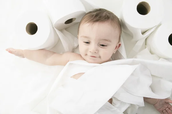 Criança rasgando papel higiênico no estúdio do banheiro — Fotografia de Stock