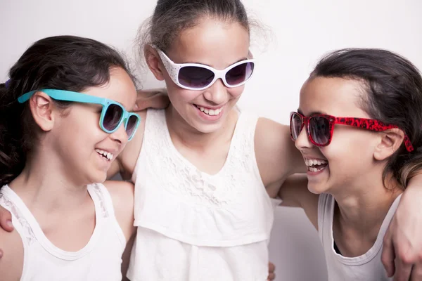 Árbol hermoso mejor amigo adolescente con gafas de sol —  Fotos de Stock