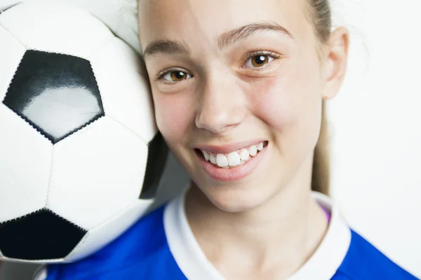 Menina no esporte desgaste com futebol isolado no fundo branco — Fotografia de Stock