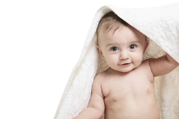 Сладкий маленький ребенок, покрытый полотенцем — стоковое фото