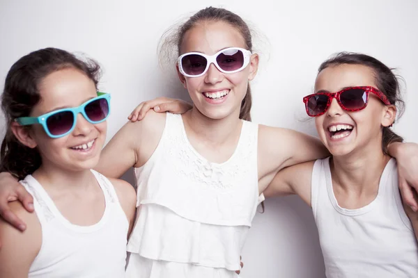 Albero bellissimo migliore amico adolescente con occhiali da sole — Foto Stock