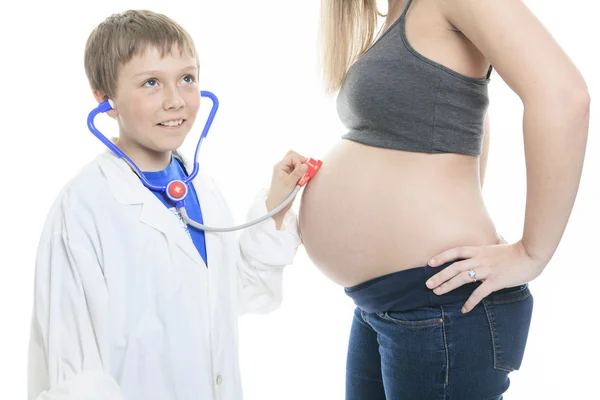 Gioioso fratellino che ascolta lo stetoscopio pancia — Foto Stock