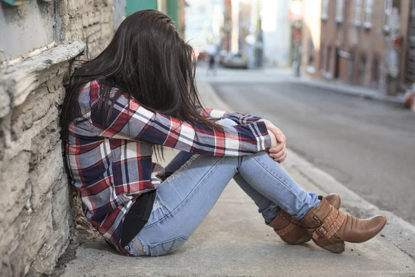 Teen siting on the ground like depress — Stock fotografie