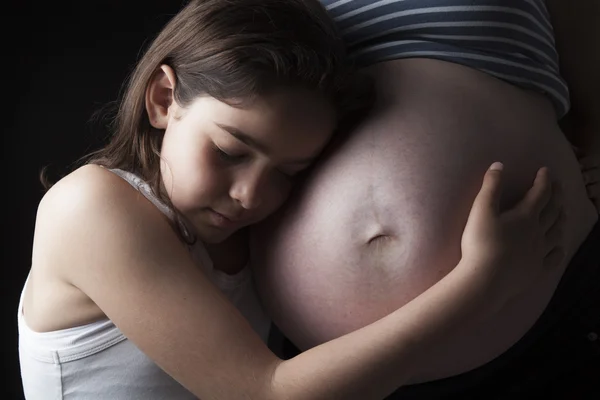Krásná žena holčička objímání těhotné matky — Stock fotografie
