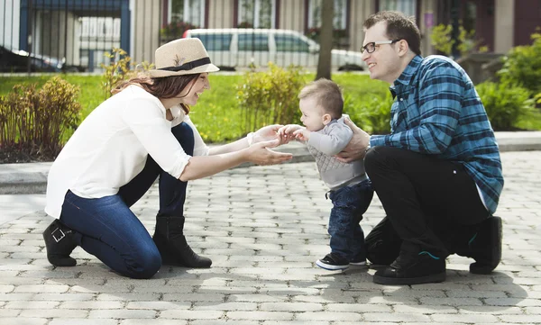 Joyeux jeune famille marchant dans le parc. — Photo