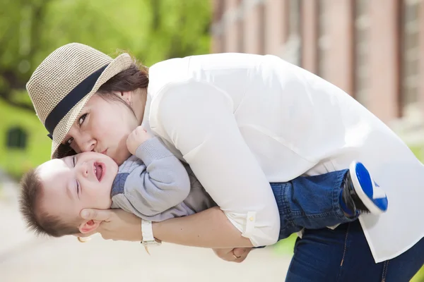 Jeune mère avec son bébé garçon — Photo