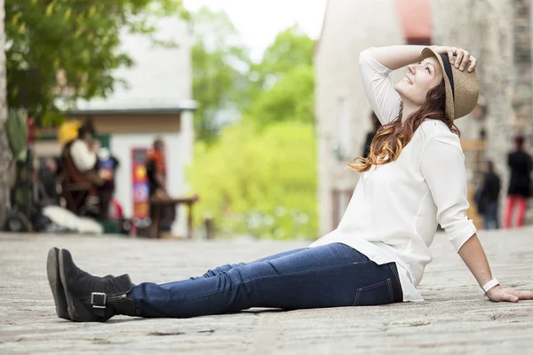 Mooie jonge vrouw in de stad — Stockfoto