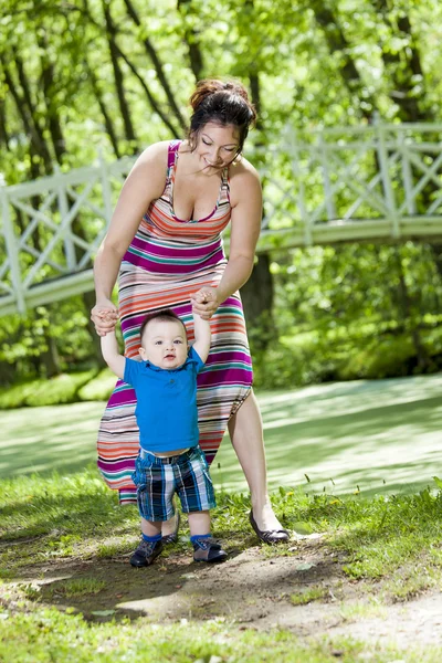 Krásná matka a malý chlapeček v lese — Stock fotografie