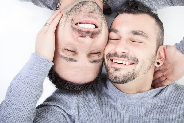 Um casal homossexual sobre um fundo branco — Fotografia de Stock