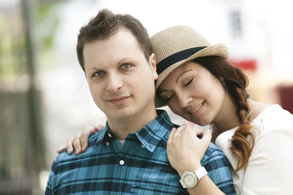 Young couple in the old part of town — Stockfoto