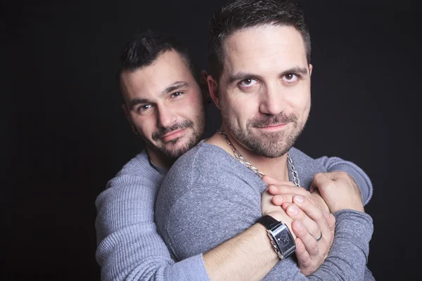 Gay pareja en negro fondo — Foto de Stock