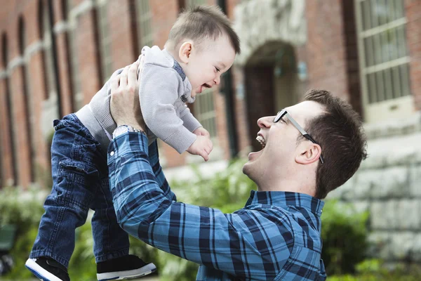 Pequeno bebê e pai se divertindo ao ar livre — Fotografia de Stock